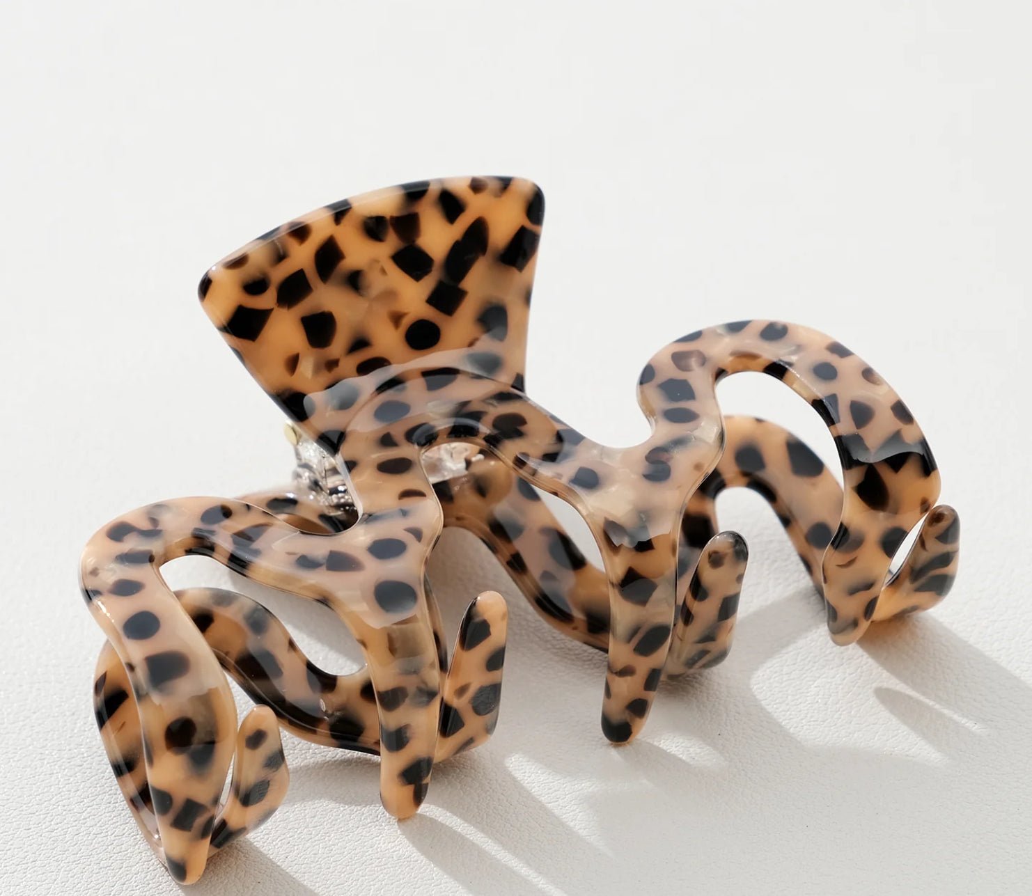 adorro Esme Wavy Large Claw Clip - Fleur-De-Lis Boutique